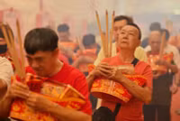 hang-tram-trieu-nguoi-khap-chau-a-mung-nam-con-ran-13.jpg