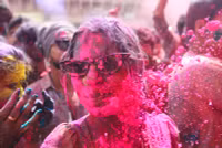 chum-anh-le-hoi-holi-ruc-ro-sac-mau-100305-08.jpg