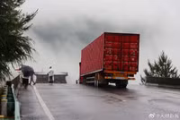 cau-sap-nuoc-lu-cuon-troi-nha-cua-gan-81000-nguoi-so-tan-o-trung-quoc-8.jpg