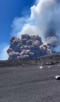 chum-anh-nui-lua-etna-phun-trao-0605-02.jpg