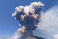 chum-anh-nui-lua-etna-phun-trao-0605-07.jpg