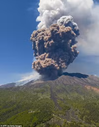 chum-anh-nui-lua-etna-phun-trao-0605-04.jpg