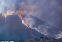 chum-anh-nui-lua-etna-phun-trao-0605-012.jpg