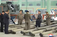 chum-anh-ong-kim-jong-un-tham-nha-may-xe-tang-03.jpg