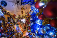 chum-anh-gia-dinh-lap-ky-luc-trang-tri-cay-thong-noel-06.jpg
