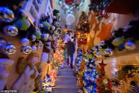 chum-anh-gia-dinh-lap-ky-luc-trang-tri-cay-thong-noel-013.jpg