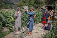 chum-anh-chay-dua-cuu-ho-nan-nhan-dong-dat-o-afghanistan-010.jpg