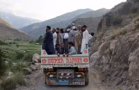 chum-anh-chay-dua-cuu-ho-nan-nhan-dong-dat-o-afghanistan-017.jpg