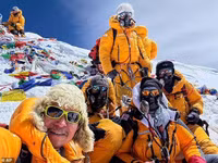 hinh-anh-tac-duong-tren-dinh-everest-3.jpg