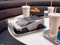 he-lo-quan-an-tesla-co-robot-phuc-vu-kem-tram-sac-lon-nhat-the-gioi-3.jpg