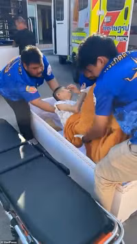 cu-ba-go-nap-quan-tai-ngay-truoc-phut-hoa-tang-3.jpg