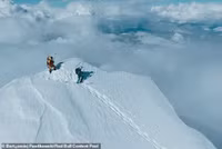 ky-luc-chan-dong-nguoi-dau-tien-truot-tuyet-xuong-dinh-everest-khong-dung-oxy-2.jpg
