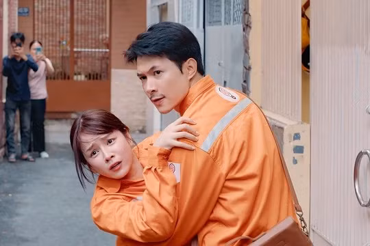 DJ Mie và Anh Tú Atus trong phim "Án mạng xém hoàn hảo" - Ảnh: NSX.