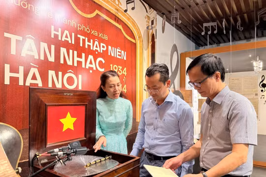 Hiện vật hộp nhạc cơ, đĩa nhạc được đặt chế tác riêng tại Mỹ để trình diễn “Tiến quân ca” của nhạc sĩ Văn Cao.
