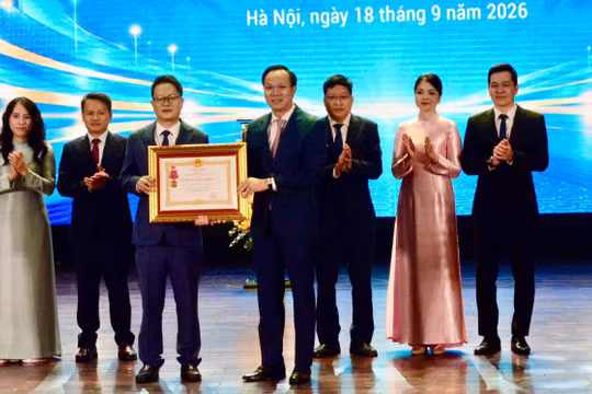 TS Đoàn Trung Kiên, Thứ trưởng Bộ GD&ĐT trao Huân chương Lao động hạng Ba tới Viện Đào tạo Tiên tiến, Chất lượng cao và POHE, Đại học Kinh tế Quốc dân. 
