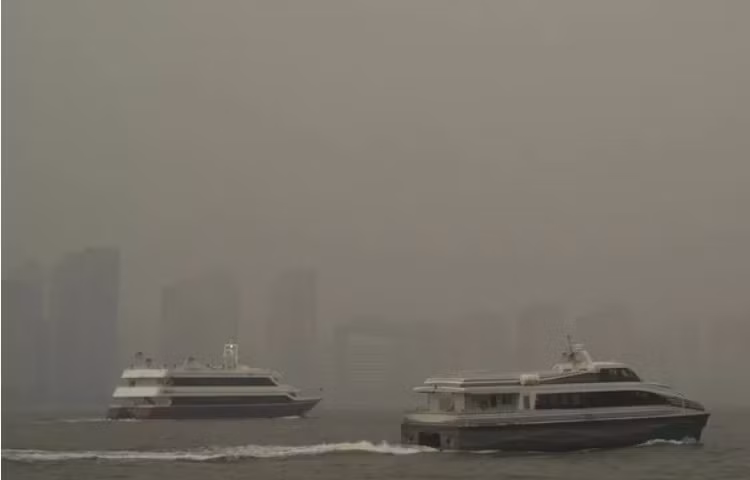 Bầu trời New York tối sầm vì khói. New York như ngày tận thế vì cháy rừng ở Canada
