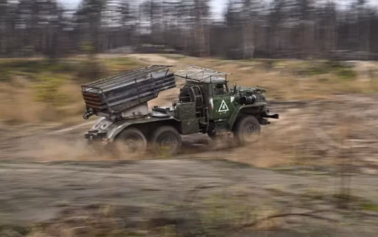 BM-21 Grad MLRS di chuyển đến vị trí khai hỏa. Hình ảnh hiếm BM-21 khai hỏa trong chiến dịch đặc biệt