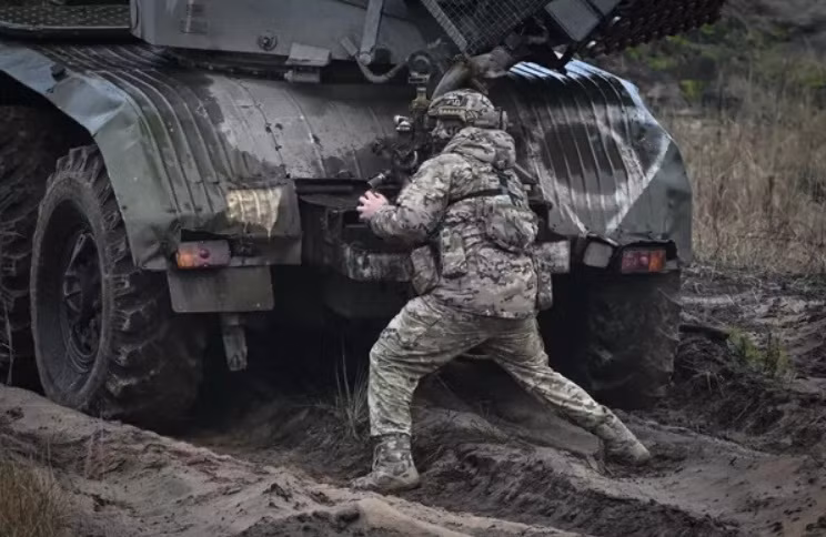 Một quân nhân cùng hệ thống BM-21 Grad MLRS trong chiến dịch quân sự đặc biệt. Hình ảnh hiếm BM-21 khai hỏa trong chiến dịch đặc biệt