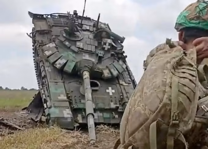 "Vụ việc xảy ra tại mỏm Vremyevsky thuộc mặt trận Donetsk. Xe tăng bị UAV tự sát Lancet của Nga đánh trúng khi đang cố cứu kéo chiếc MaxxPro. Sự hỗn loạn khi đó đã dẫn tới vụ va chạm", báo Mỹ cho hay. Hình ảnh T-72 cắm đầu xuống đất khi cố chèn qua MRAP