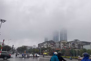 Nhiều toà nhà ở Hà Nội 'biến mất' trong màn sương dày đặc