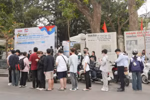 Nhiều người xếp hàng nhận 'quà đặc biệt' của Báo Nhân Dân