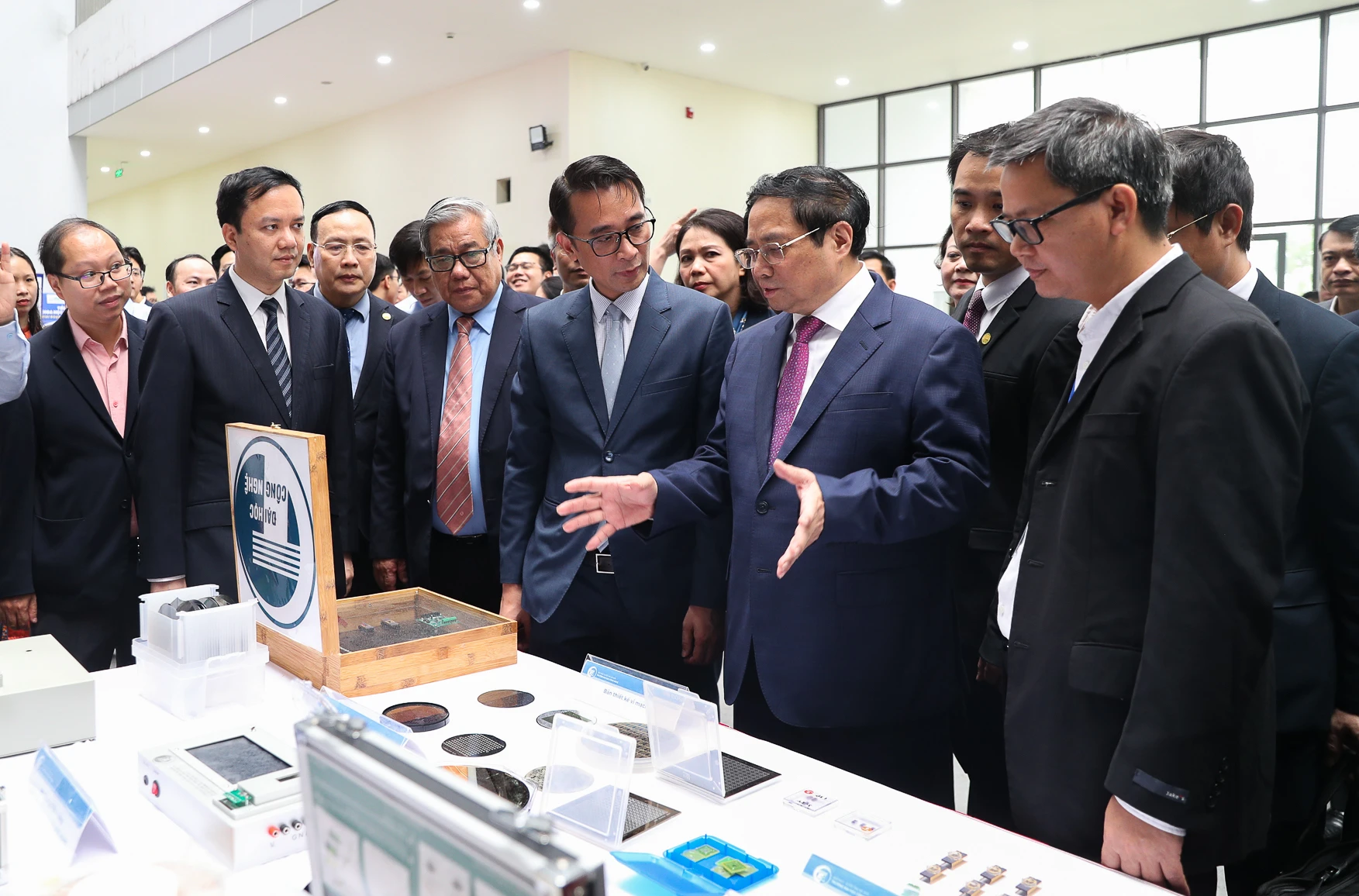 Thủ tướng đánh giá cao hoạt động nghiên cứu khoa học và chuyển giao công nghệ của ĐHQGHN. Thủ tướng đánh giá cao hoạt động nghiên cứu khoa học và chuyển giao công nghệ của ĐHQGHN.