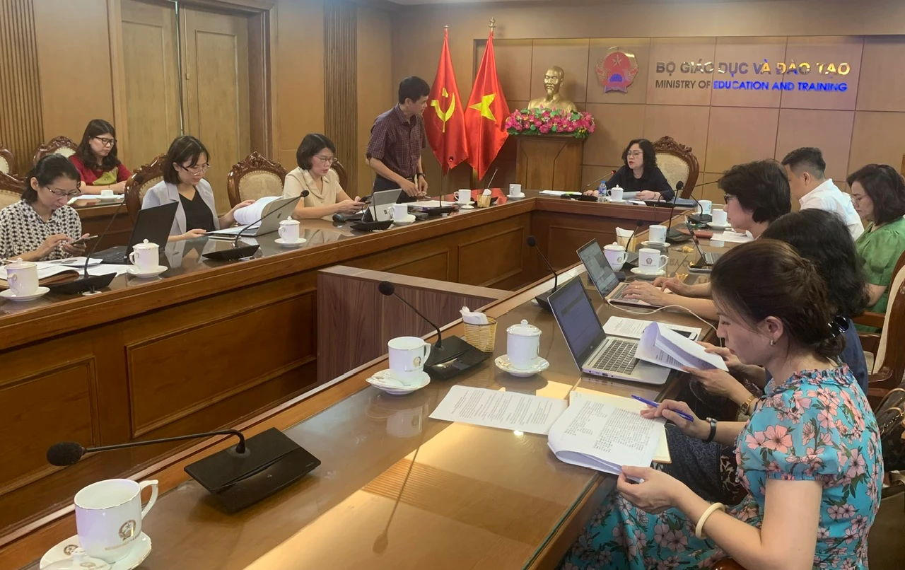 Các đại biểu thảo luận tại cuộc họp lấy ý kiến. Các đại biểu thảo luận tại cuộc họp lấy ý kiến.