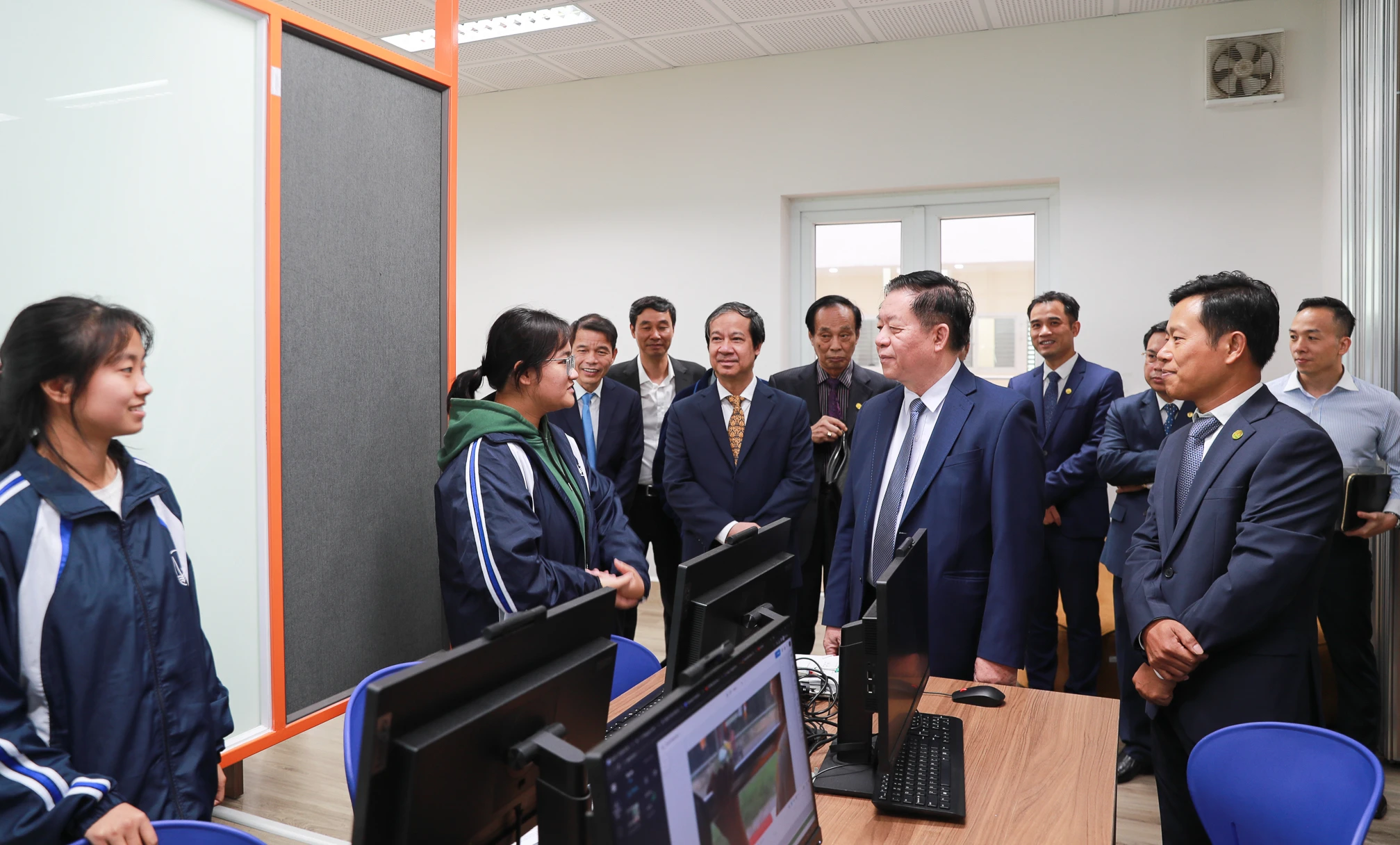 ĐHQGHN cần tiếp tục bám sát, triển khai thực hiện có hiệu quả quan điểm, mục tiêu, các nhiệm vụ, giải pháp trong các nghị quyết của Trung ương. ĐHQGHN cần tiếp tục bám sát, triển khai thực hiện có hiệu quả quan điểm, mục tiêu, các nhiệm vụ, giải pháp trong các nghị quyết của Trung ương.