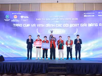 Thứ trưởng Phạm Quang Hưng (trái) và Đại tá Nguyễn Hồng Quân trao giải Nhất cho đội thi đến từ Học viện Công nghệ Bưu chính viễn thông. Ảnh: Đình Tuệ.