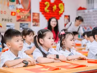 Học sinh Trường Tiểu học Yên Hòa, Hà Nội chào đón năm học mới 2026-2027. Ảnh: Đình Tuệ. 