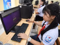 Học sinh Trường Tiểu học Sơn Đồng (xã Sơn Đồng, Hà Nội) trong giờ Tin học. Ảnh: Đình Tuệ.
