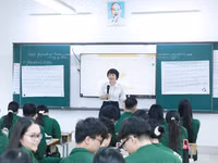 Giáo viên Trường THPT Hoàng Văn Thụ, Hà Nội dạy Địa lí bằng tiếng Anh. Ảnh: Đình Tuệ. 