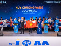 Thứ trưởng Thường trực Phạm Ngọc Thưởng và Phó Chủ tịch UBND TP Hà Nội Vũ Thu Hà trao Huy chương Vàng cho học sinh Việt Nam.