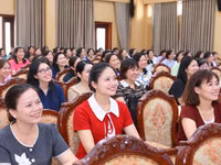 Các thầy cô tập huấn về việc để tiếng Anh trở thành ngôn ngữ thứ hai trong trường học. Ảnh: Đình Tuệ.