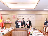 Thứ trưởng Phạm Quang Hưng (phải) và ngài Ito Naoki (trái) - Đại sứ Nhật Bản tại Việt Nam trao Công hàm về Học bổng Phát triển nguồn nhân lực Việt Nam – Nhật Bản. 