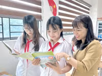 Cô trò lớp 9, Trường THCS Tây Mỗ (phường Tây Mỗ, Hà Nội) trong giờ Toán. Ảnh: Đình Tuệ.