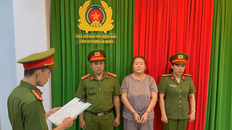 Công an TPHCM đọc các quyết định tố tụng với bà Trinh. (Ảnh: Công an TPHCM).