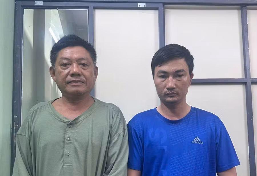Mai Đình Bá (phải) và Nguyễn Hùng tại cơ quan điều tra. (Ảnh: Công an TPHCM)