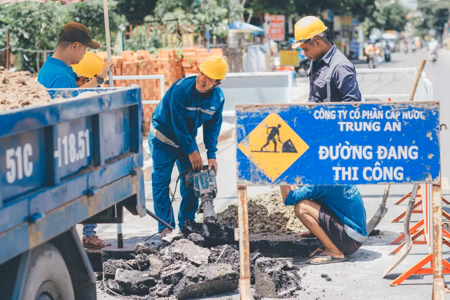 Nhân viên Công ty cấp nước Trung An đang thi công. (Ảnh minh họa: T.A)