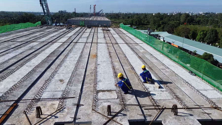 Công nhân thi công dự án đường Vành đai 3. Ảnh: M.Q