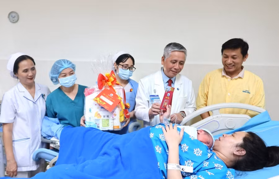 Đại diện bệnh viện Từ Dũ tặng quà cho sản phụ sinh con nhân dịp năm mới.