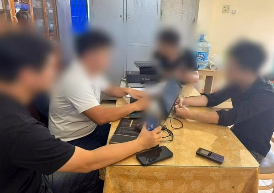 Thanh niên đăng bình luận trên mạng xã hội (phải) làm việc với Công an. (Ảnh: Công an Đồng Nai).