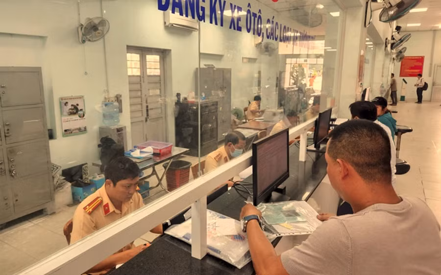 Người dân thực hiện thủ tục đăng ký xe tại TPHCM. Ảnh: TTXVN.