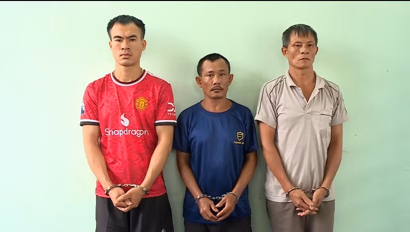 Trần Văn Châu (giữa) và các đồng phạm tại cơ quan điều tra. (Ảnh: Công an TPHCM).