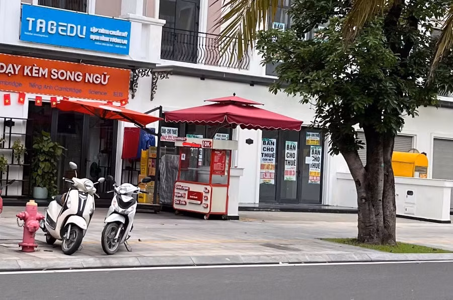 Xe kinh doanh ăn uống trong chung cư ngưng hoạt động sau khi xảy ra sự cố nghi ngộ độc thực phẩm. (Ảnh: Phúc Uyên)
