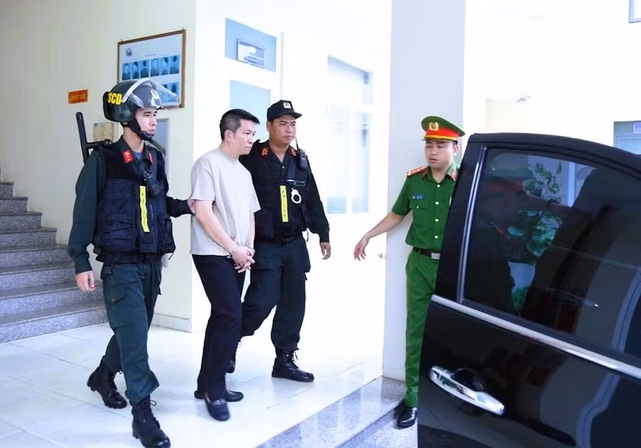 Công an bắt tạm giam Nguyễn Quốc Vũ. (Ảnh: Công an Đồng Nai).