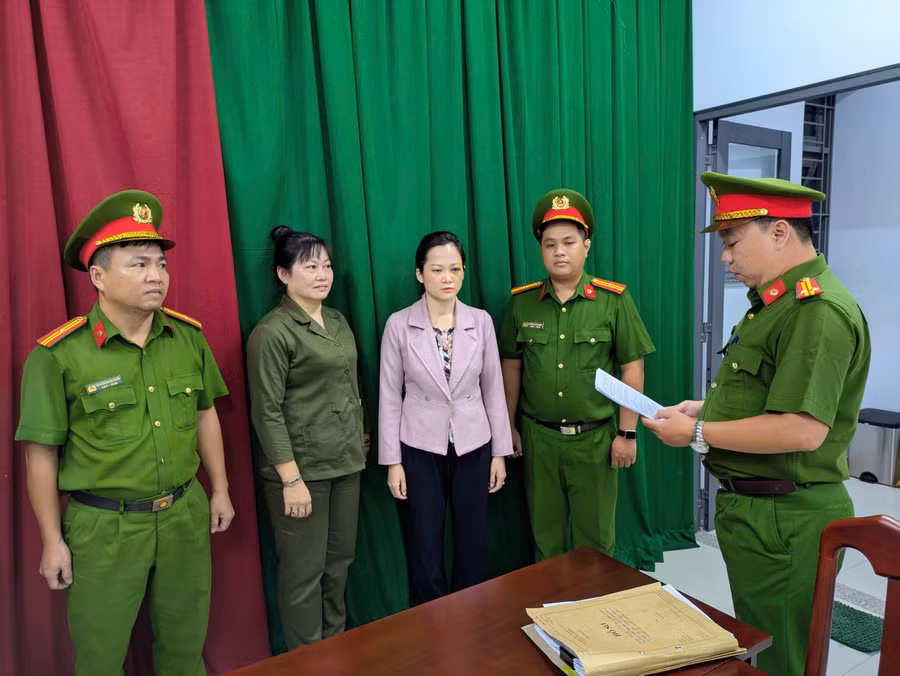 Công an TPHCM đọc lệnh tạm giữ hình sự Nguyễn Thị Tuyết Chinh. (Ảnh: Công an TPHCM).