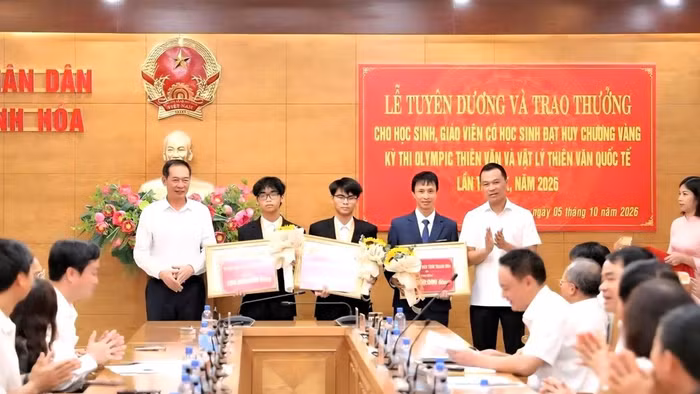 Chủ tịch UBND tỉnh Thanh Hóa và Chủ tịch Ủy ban MTTQ tỉnh Thanh Hóa trao Bằng khen và phần thưởng cho học sinh và giáo viên có học sinh đoạt HCV.