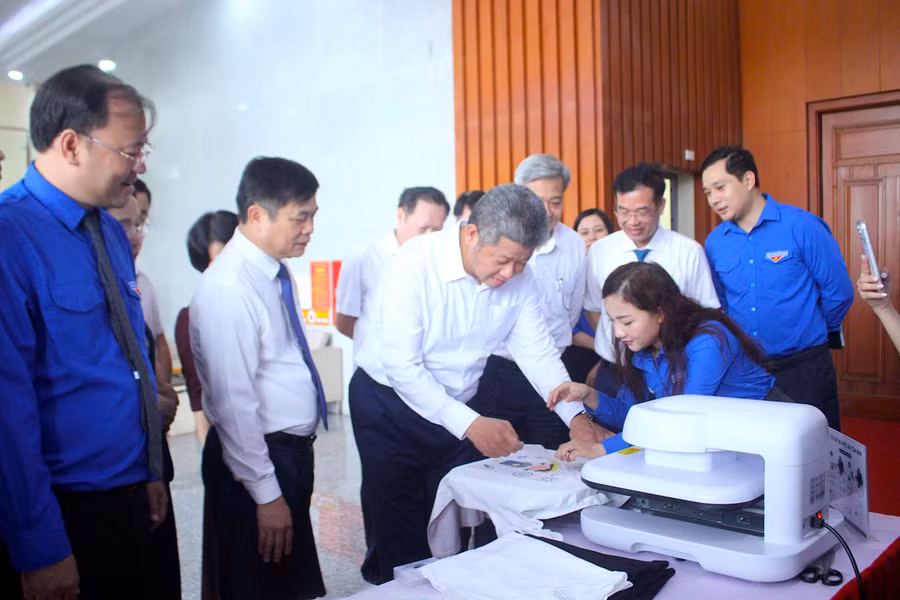 Lãnh đạo tỉnh Hưng Yên tham quan gian hàng trưng bày sản phẩm dự án khởi nghiệp của đoàn viên, thanh niên. Ảnh: Đinh Chiến