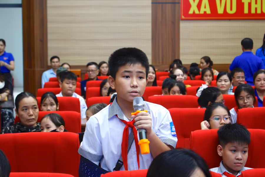 Các em học sinh đã mạnh dạn bày tỏ tâm tư nguyện vọng tới lãnh đạo địa phương.